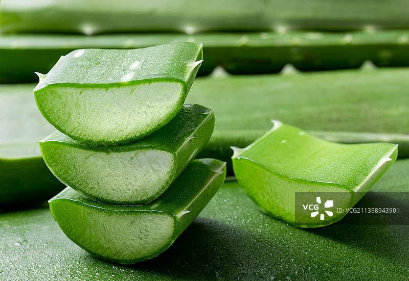 白色背景中的一罐新鲜切开的芦荟肉图片素材