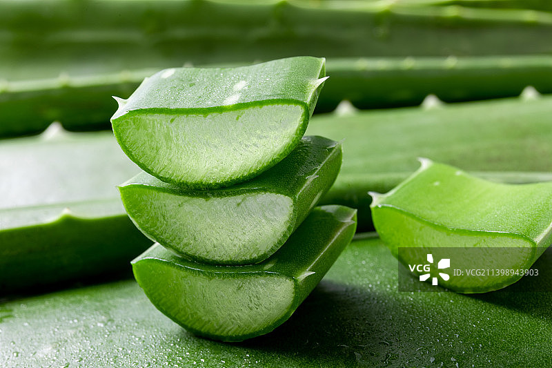 白色背景中的一罐新鲜切开的芦荟肉图片素材