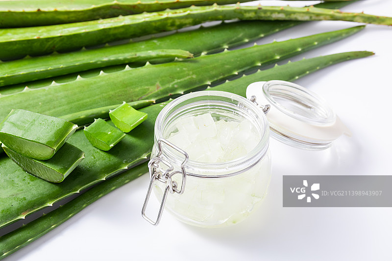 白色背景中的一罐新鲜切开的芦荟肉图片素材