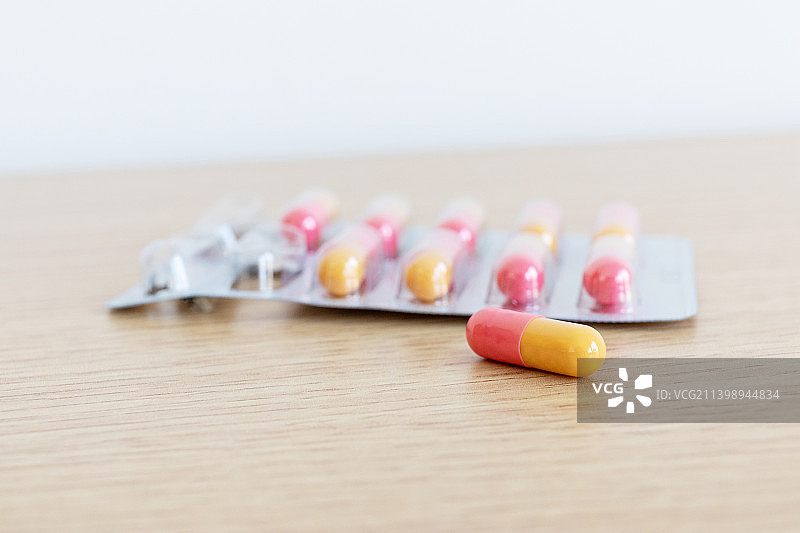 桌面上的感冒药胶囊近距离特写图片素材