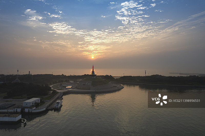 日照潮汐塔日出图片素材