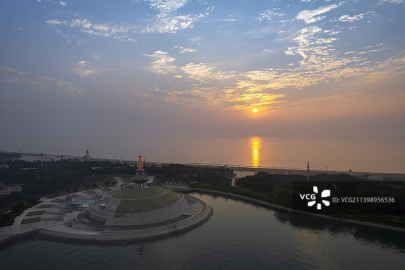 日照潮汐塔日出图片素材