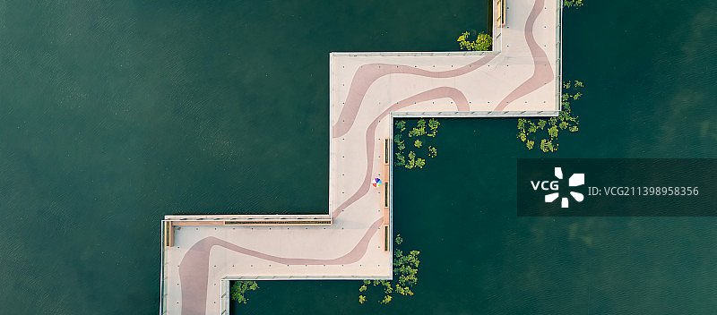 九曲桥畔，水面之上图片素材