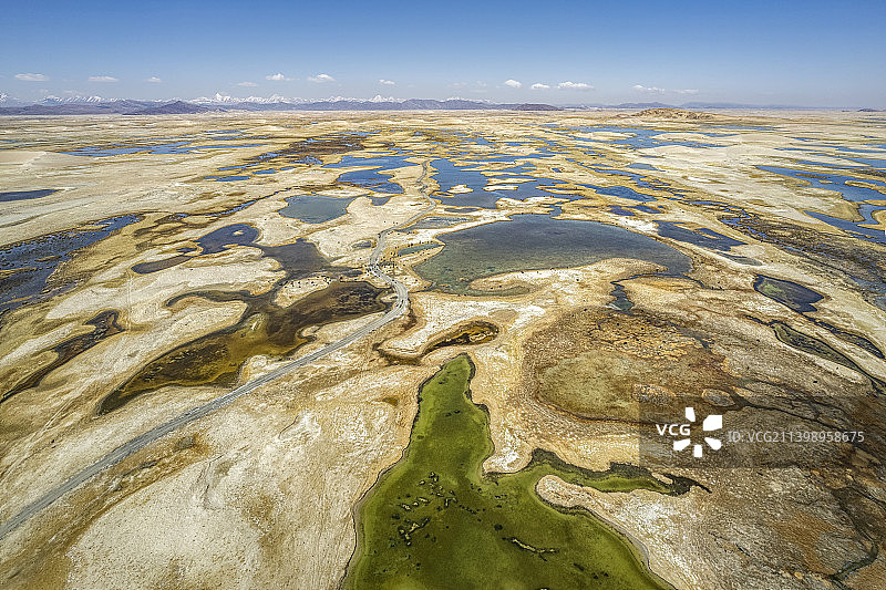 中国西藏日喀则仲巴县雅鲁藏布江源头湿地图片素材