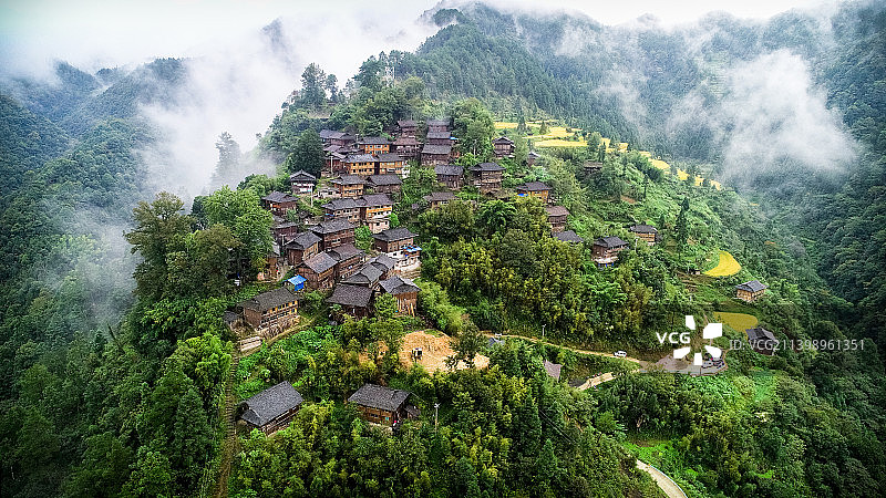 悬崖上的苗寨图片素材