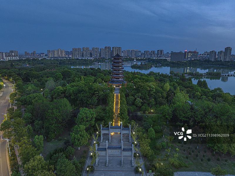 安徽芜湖东湖公园楚风塔日落夜景风光图片素材