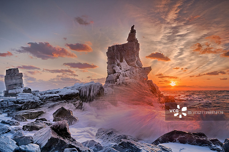 严寒激浪中屹立的将军石图片素材