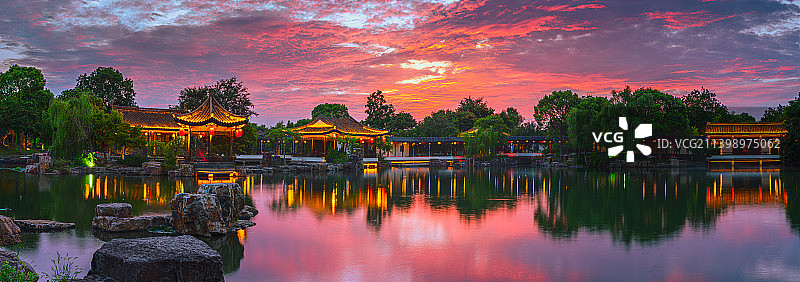 常熟尚湖拂水山庄日落火烧云图片素材