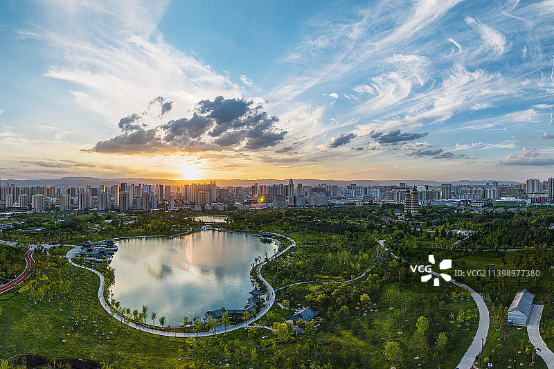 航拍视角下的城市天际线 太原双塔公园图片素材