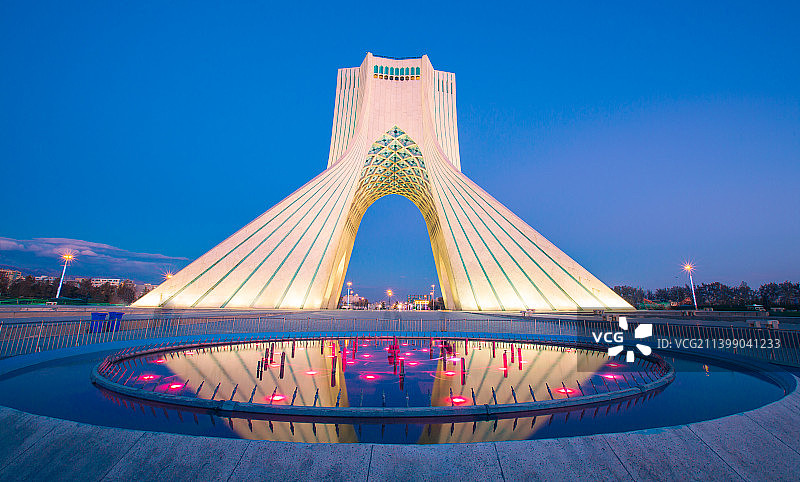 灯光下的自由塔图片素材