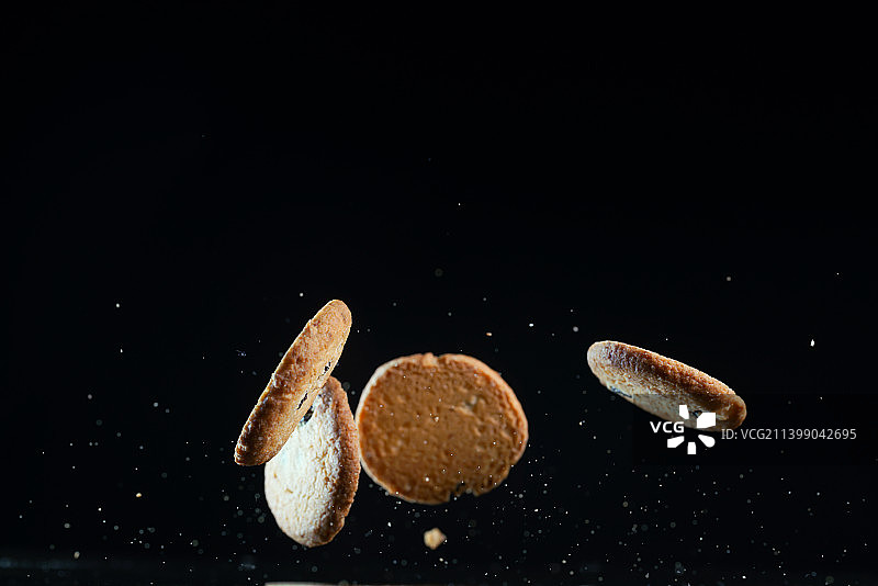 瑞典皇家提子曲奇饼干在黑色背景上跳起来高速棚拍广告素材图片素材