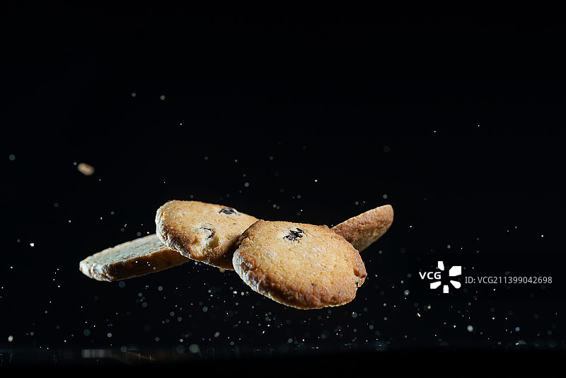 瑞典皇家提子曲奇饼干在黑色背景上跳起来高速棚拍广告素材图片素材
