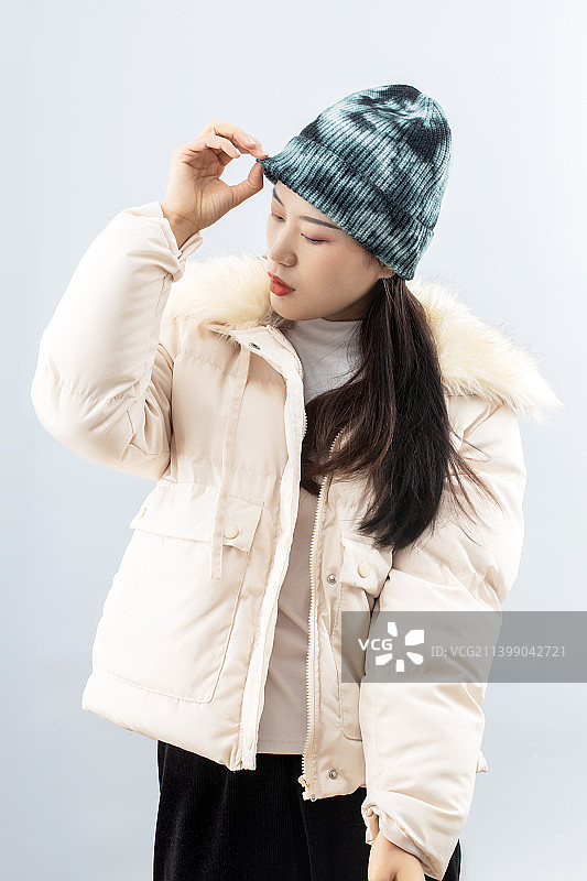 冬日街头上的年轻女生图片素材