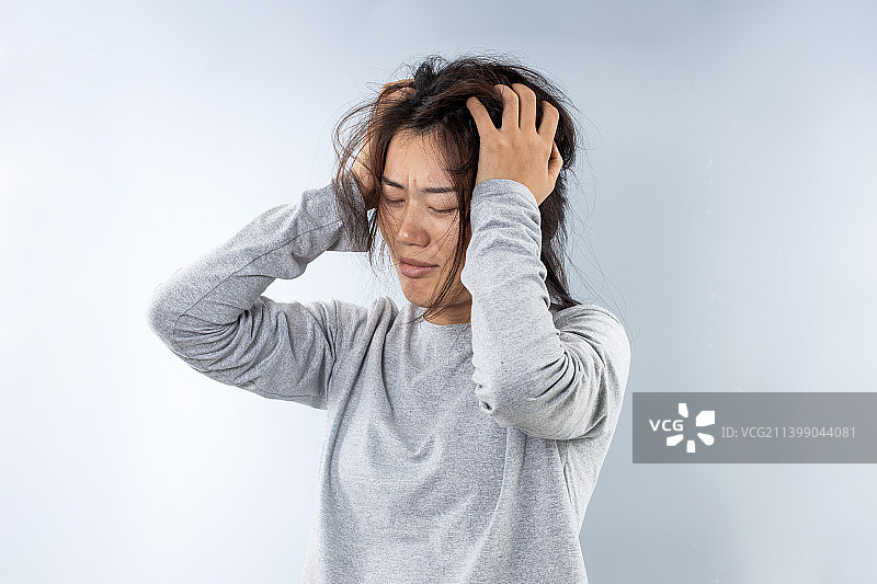一位状态糟糕的亚洲女性图片素材
