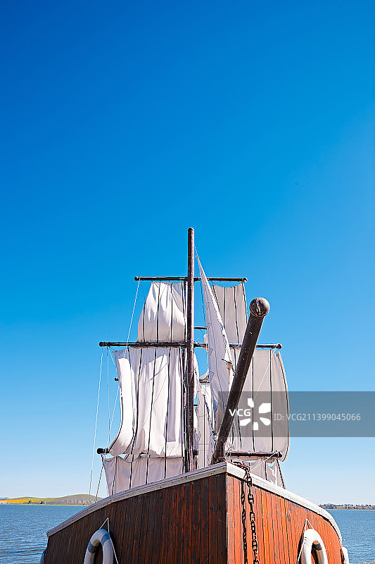 河北省沽源县库伦淖景区湖畔停靠的复古帆船图片素材