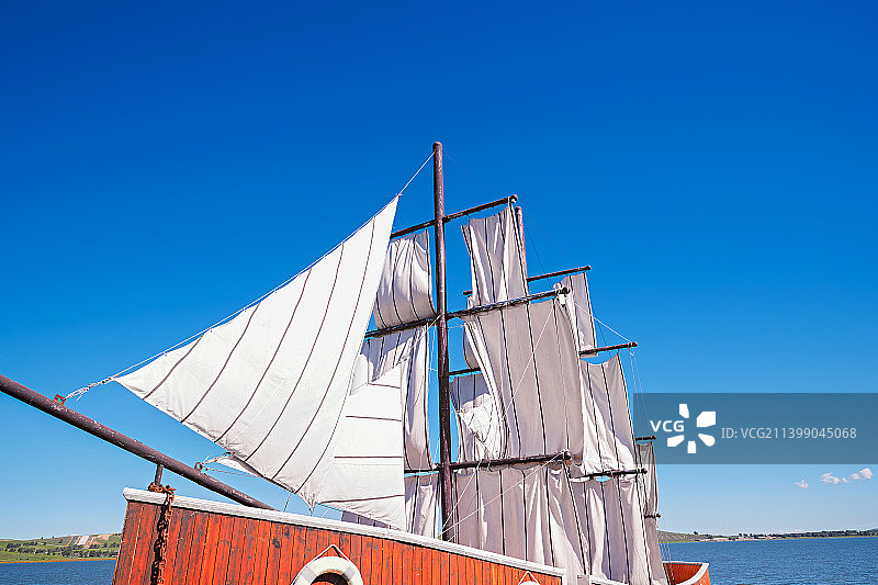 河北省沽源县库伦淖景区湖畔停靠的复古帆船图片素材