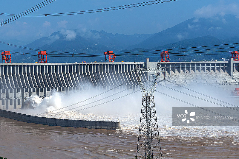 三峡大坝前的输电塔图片素材