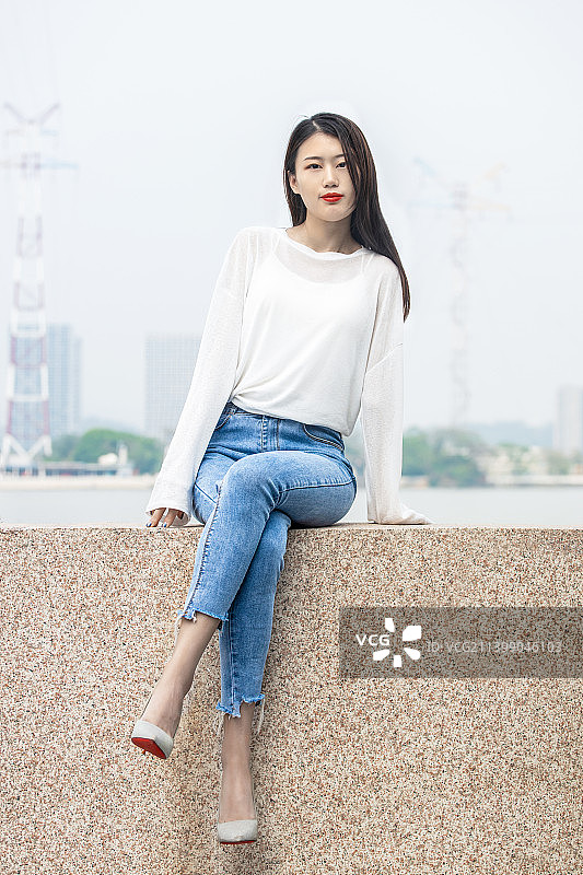 身材苗条的牛仔裤美女户外街拍图片素材