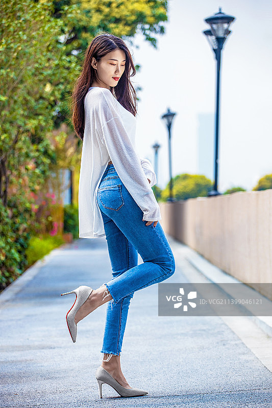 身材苗条的牛仔裤美女户外街拍图片素材
