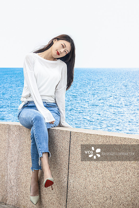 身材苗条的牛仔裤美女户外街拍图片素材