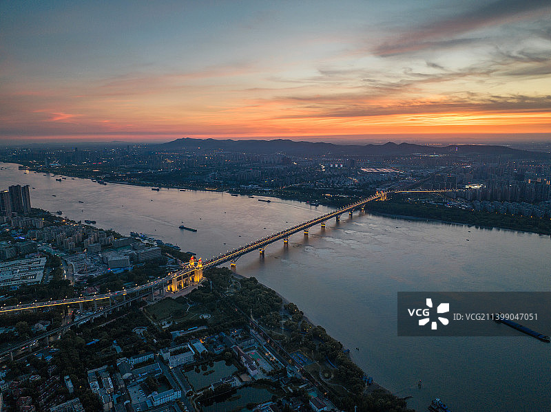 日落时的南京长江与大桥图片素材