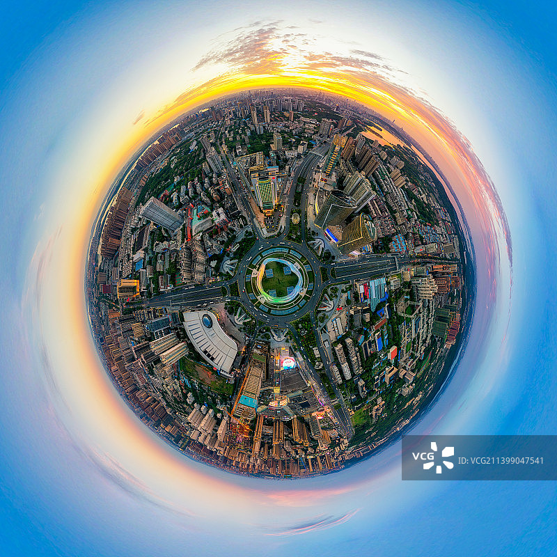 湖北省武汉市光谷广场夏季黄昏时分晚霞户外星球小行星360度高空航拍图片素材