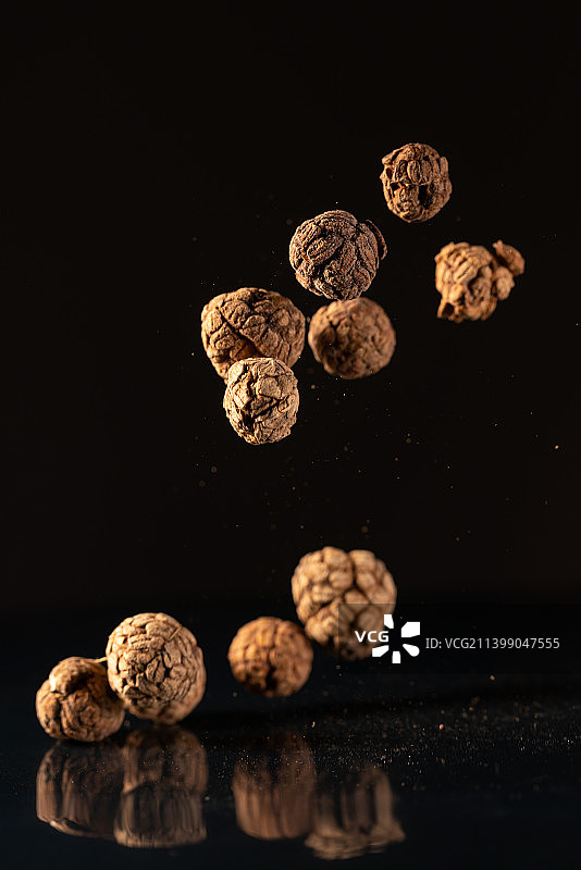 草豆蔻在黑色背景上跳起来高速棚拍广告素材图片素材