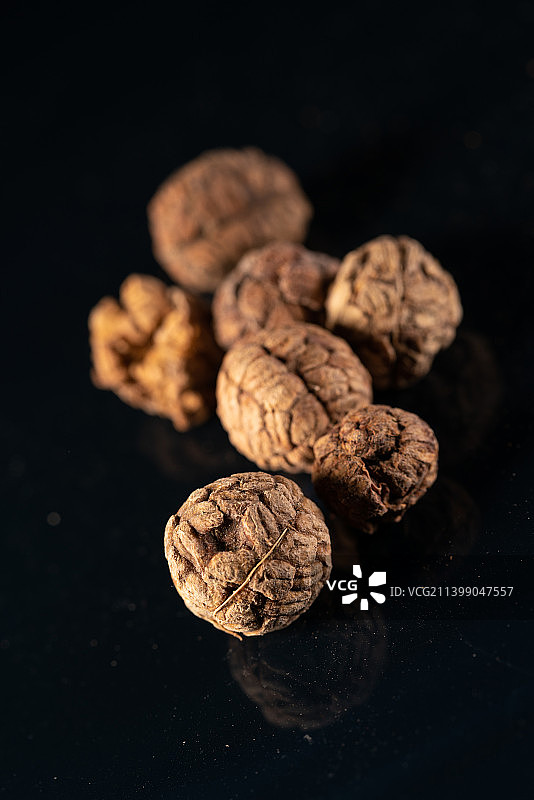 草豆蔻在黑色背景上跳起来高速棚拍广告素材图片素材