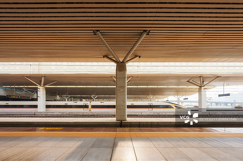 中国铁路复兴号动车组停靠高铁站台场景图片素材