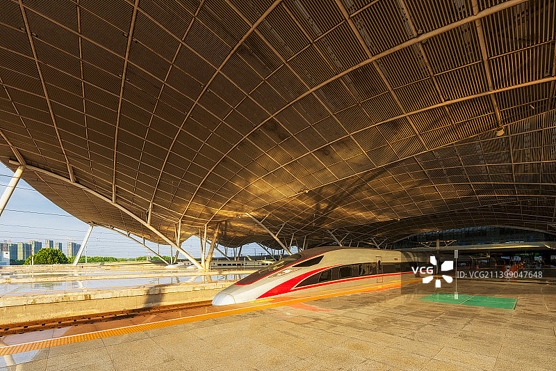中国铁路复兴号动车组停靠高铁站台场景图片素材