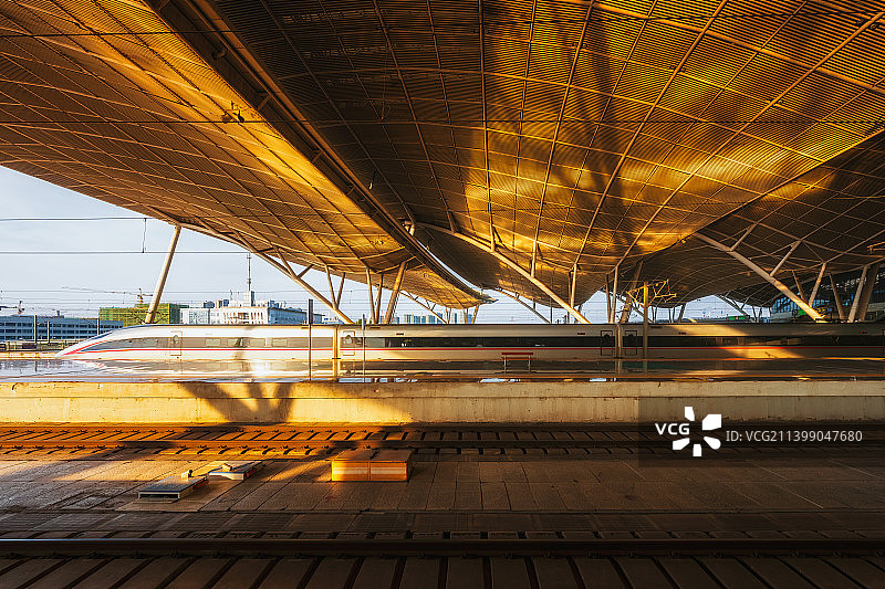 中国铁路复兴号动车组停靠高铁站台场景图片素材
