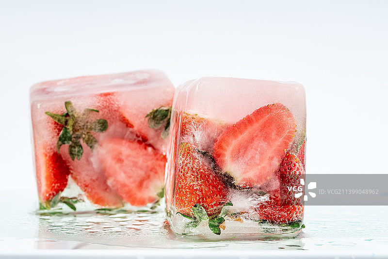 冰冻鲜红的草莓图片素材