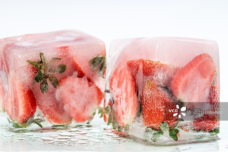 冰冻鲜红的草莓图片素材