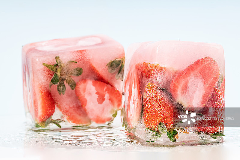 冰冻鲜红的草莓图片素材