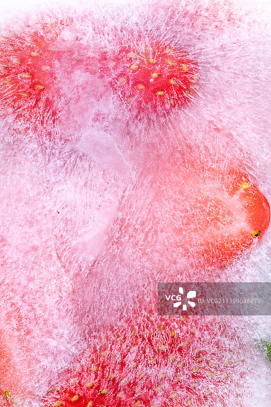 冰冻鲜红的草莓图片素材