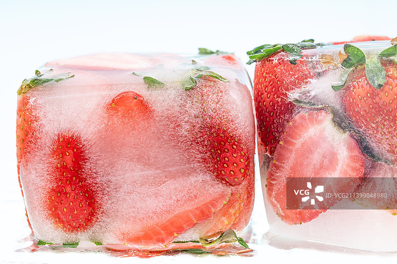 冰冻鲜红的草莓图片素材