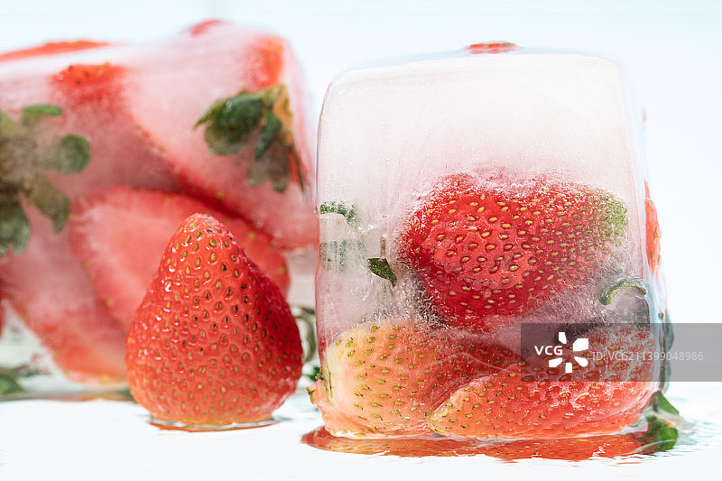 冰冻鲜红的草莓图片素材