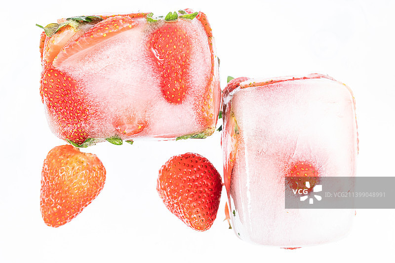 冰冻鲜红的草莓图片素材
