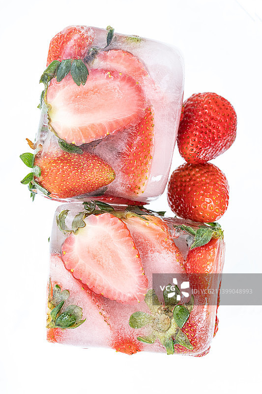 冰冻鲜红的草莓图片素材