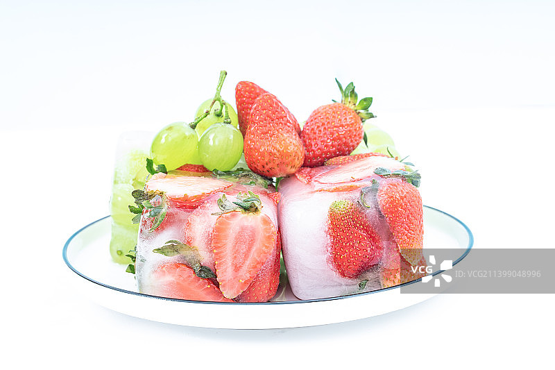 冰冻鲜红的草莓图片素材