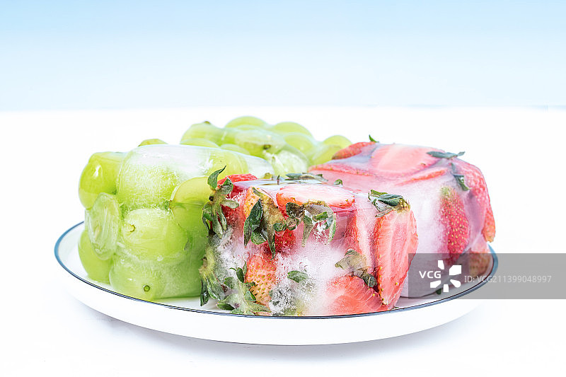 冰冻鲜红的草莓图片素材