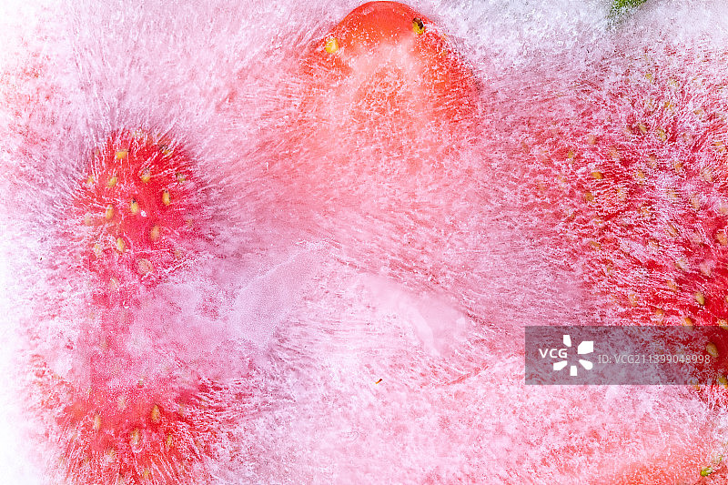 冰冻鲜红的草莓图片素材