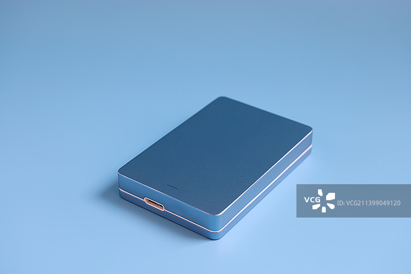 消费电子产品：金属机身的移动硬盘图片素材