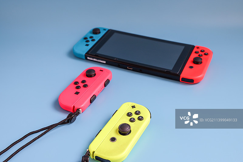 电子娱乐产品：掌上便携游戏机与体感手柄图片素材