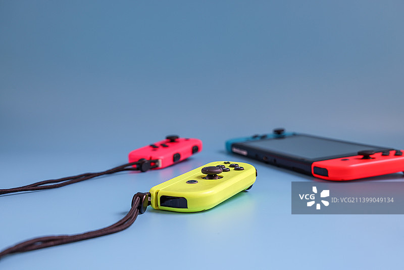 电子娱乐产品：掌上便携游戏机与体感手柄图片素材