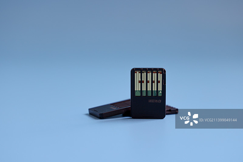 电子娱乐储存卡：掌上游戏机的游戏卡带图片素材