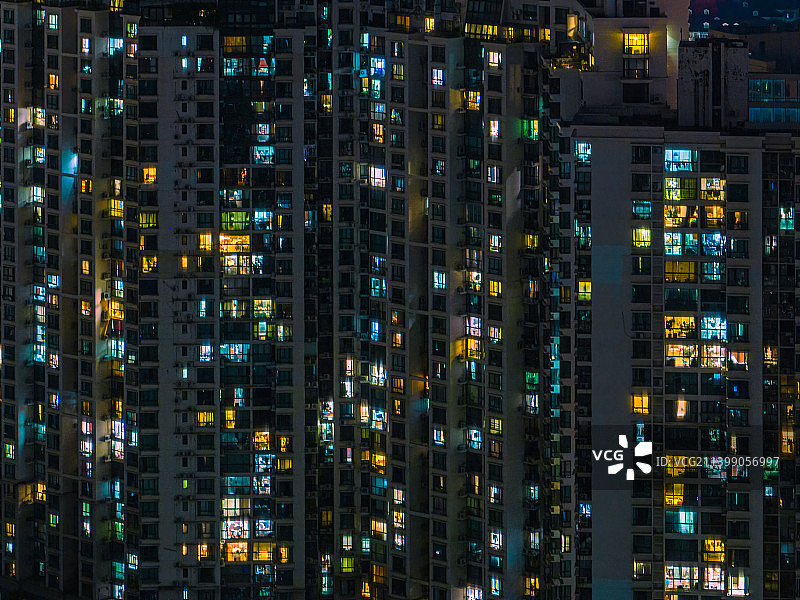 公寓楼夜景窗户特写图片素材