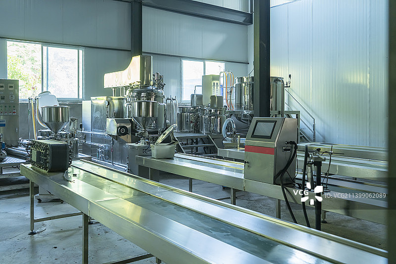 蒸馏车间流水线图片素材