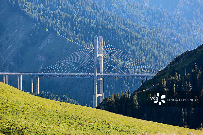 初夏的果子沟大桥图片素材