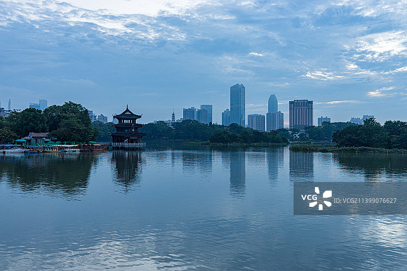 惠州西湖丰渚园城市天际线清晨日出风光图片素材
